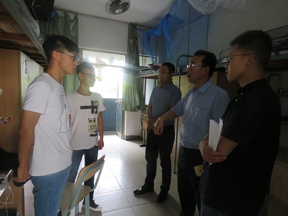 Bwin必赢领导走访新生宿舍