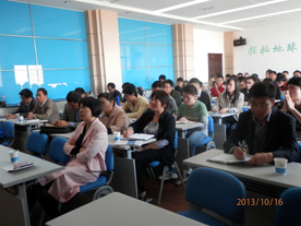 Bwin必赢师生们在认真听报告
